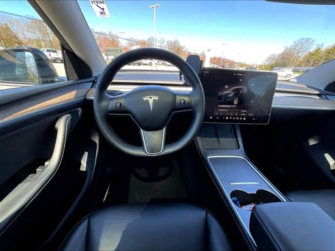 Used 2024 Tesla Model Y Long Range AWD/4WD image 17