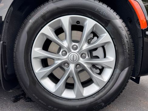 New 2025 Chrysler Pacifica Select w/ Uconnect Theater Family Group AWD/4WD image 35