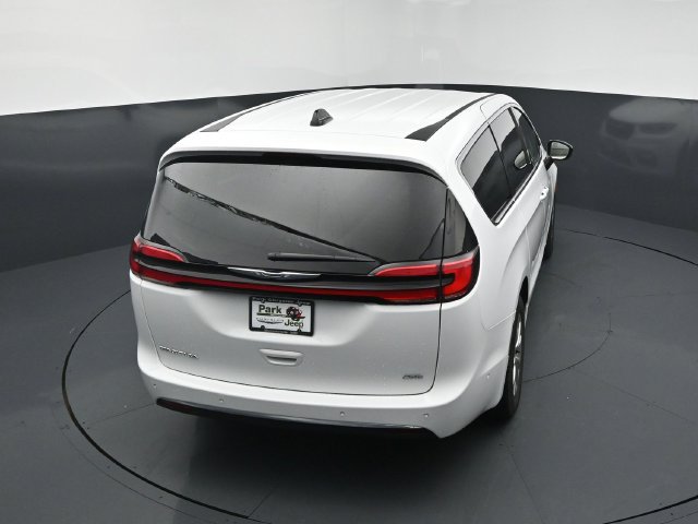 Used 2024 Chrysler Pacifica Touring-L AWD/4WD image 17
