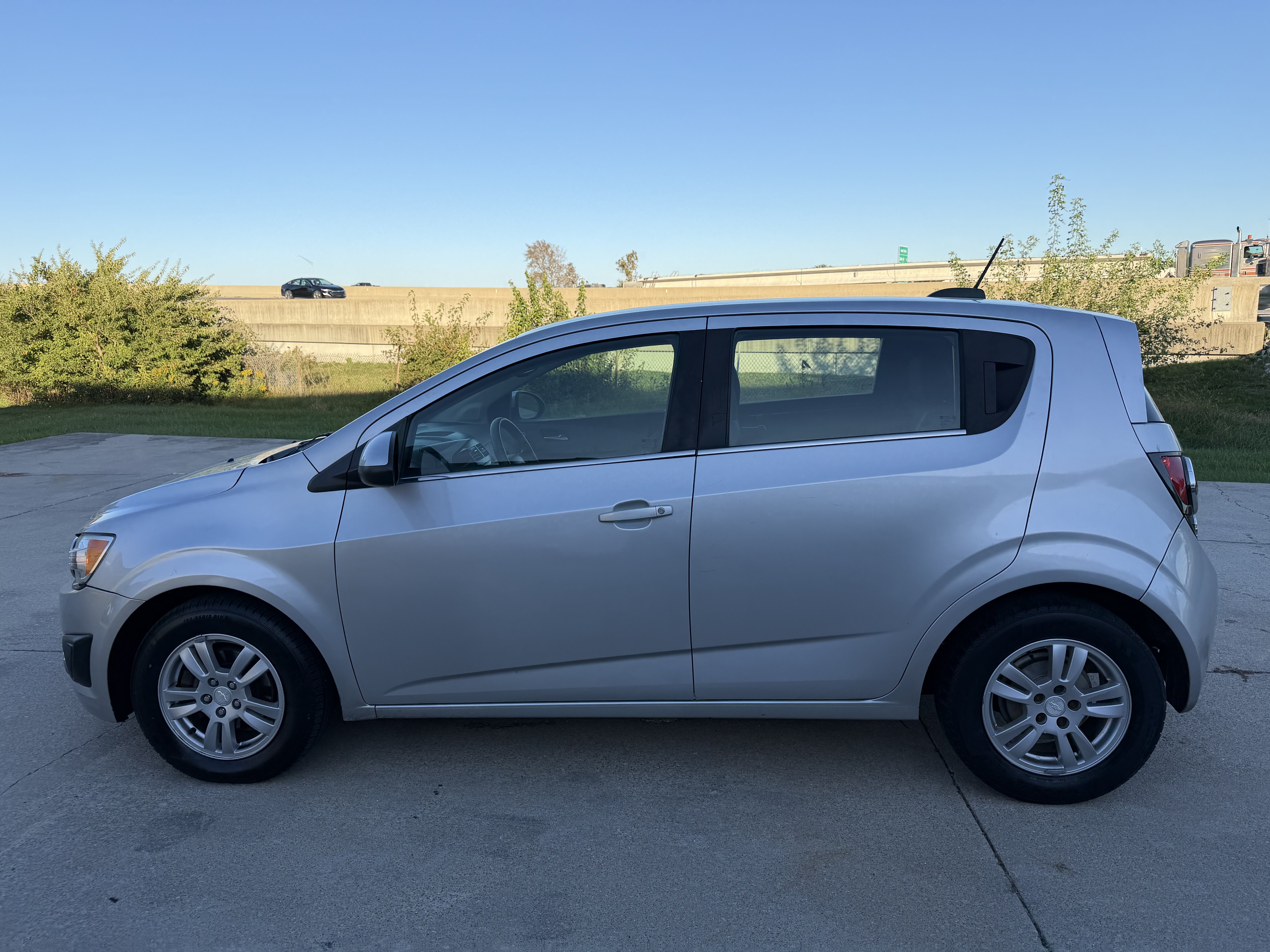 Used 2015 Chevrolet Sonic LT FWD image 2