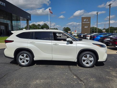 Used 2021 Toyota Highlander LE AWD/4WD image 17