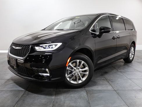 New 2026 Chrysler Pacifica Select image 3