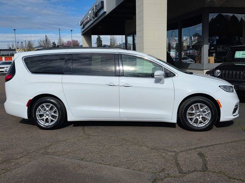 Used 2022 Chrysler Pacifica Touring-L image 8