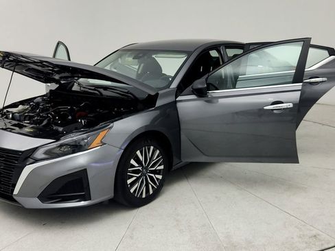 Used 2025 Nissan Altima 2.5 SV image 11