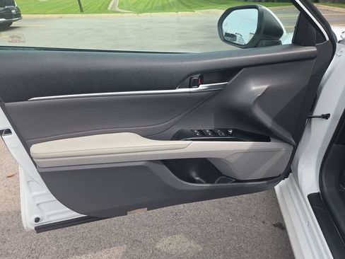 Used 2018 Toyota Camry XLE FWD image 12