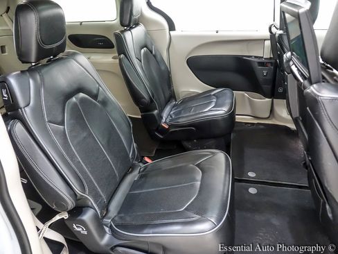 Used 2018 Chrysler Pacifica Limited image 30