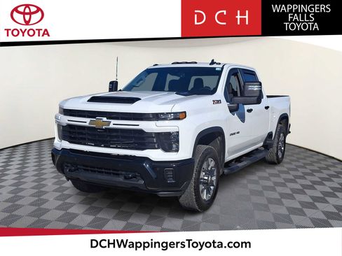 Used 2025 Chevrolet Silverado 2500 Custom w/ Custom Value Package image 2