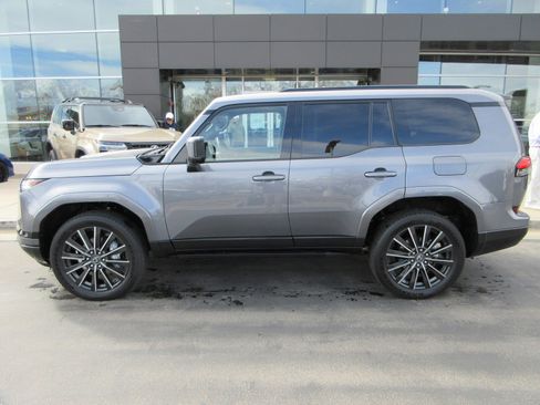 Used 2026 Lexus GX 550 w/ Cold Area Package image 3