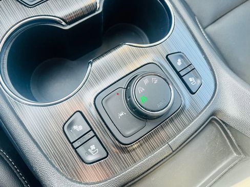 Used 2023 GMC Acadia SLT w/ Elevation Edition image 20