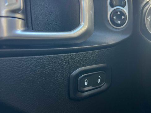 Used 2019 Jeep Wrangler Unlimited Sport S image 32