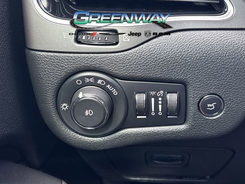 Used 2020 Jeep Cherokee Limited image 18