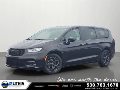 Used 2022 Chrysler Pacifica Limited w/ Uconnect Theater Family Group