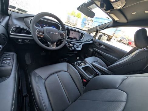 Used 2025 Chrysler Pacifica Select FWD image 5