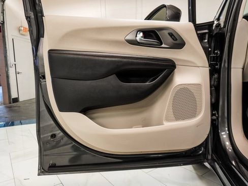 Used 2020 Chrysler Pacifica Touring-L FWD image 17