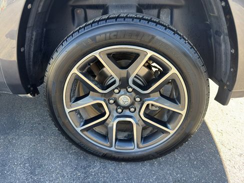 Used 2019 RAM 1500 Laramie AWD/4WD image 9