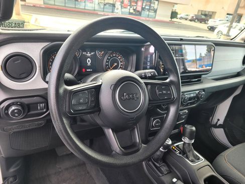 Used 2024 Jeep Gladiator Sport image 9