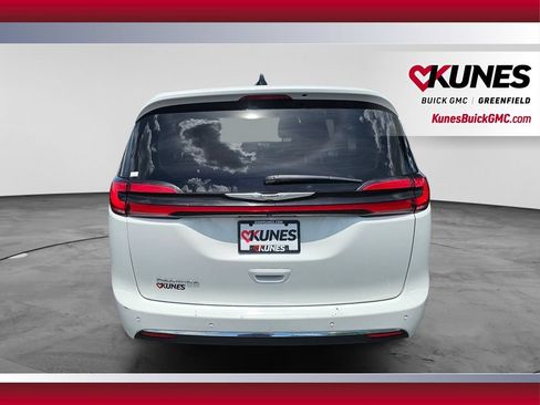 Used 2023 Chrysler Pacifica Touring-L FWD image 6