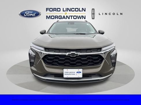 Used 2024 Chevrolet Trax LT w/ Sunroof Package image 3