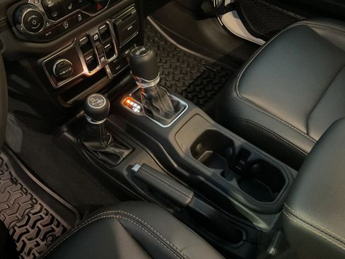 Used 2024 Jeep Wrangler Sahara image 30