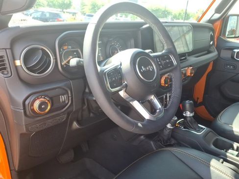 Used 2025 Jeep Wrangler Unlimited Sahara AWD/4WD image 16