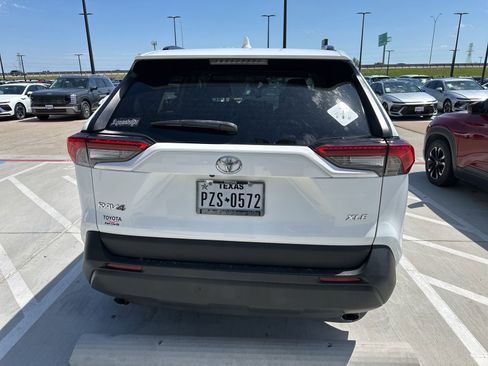 Used 2021 Toyota RAV4 XLE w/ Convenience Package FWD image 8
