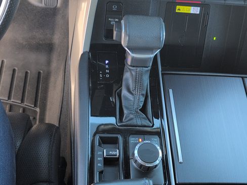 Used 2022 Toyota Tundra Platinum w/ Advanced Package image 17