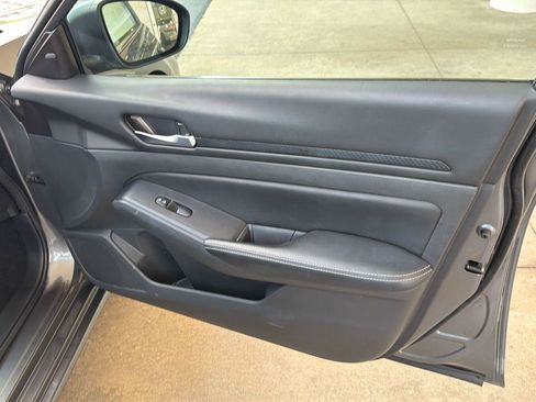 Used 2025 Nissan Altima 2.5 SV FWD image 14