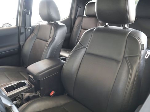 Used 2018 Toyota Tacoma TRD Sport image 20