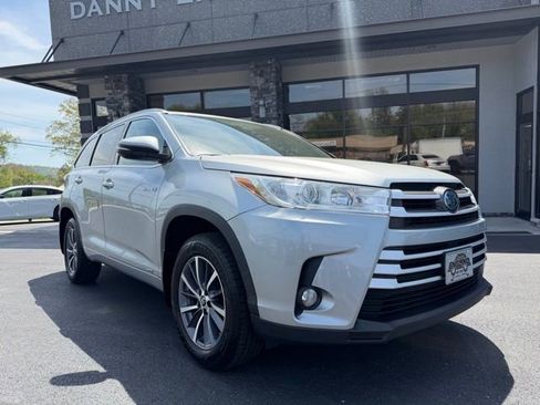 Used 2018 Toyota Highlander XLE image 2