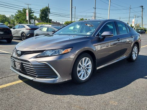 Used 2021 Toyota Camry LE w/ Convenience Package FWD image 3