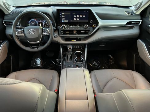 Used 2023 Toyota Highlander Platinum image 22