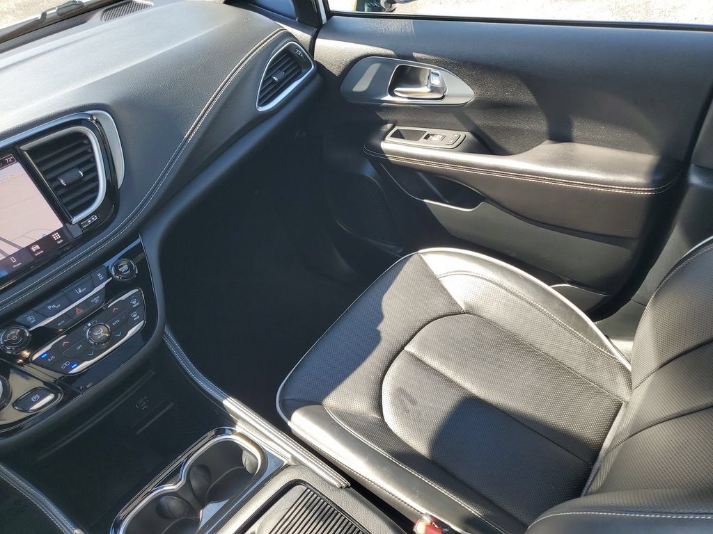 Used 2026 Chrysler Pacifica Limited FWD image 29