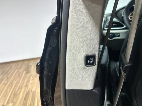 Certified 2024 Chrysler Pacifica Touring-L FWD image 23