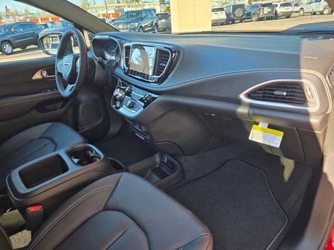 New 2026 Chrysler Pacifica Select image 30