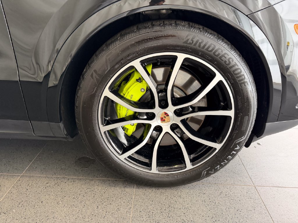 Certified 2025 Porsche Cayenne E-Hybrid Coupe AWD/4WD image 13