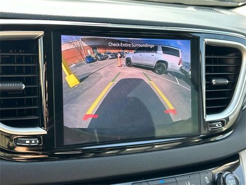 Used 2024 Chrysler Pacifica Touring-L image 32