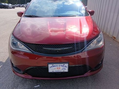 Used 2020 Chrysler Pacifica Touring-L Plus FWD image 8