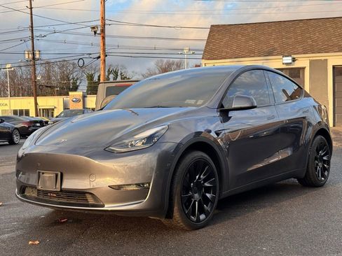 Used 2023 Tesla Model Y Long Range image 3