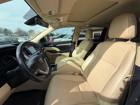 Used 2018 Toyota Highlander XLE image 19