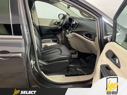 Used 2023 Chrysler Pacifica Touring-L AWD/4WD image 14