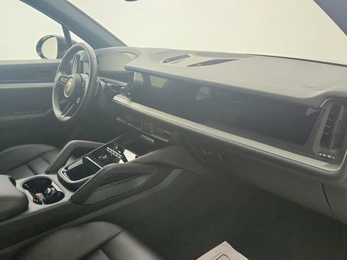 Used 2025 Porsche Cayenne AWD/4WD image 23