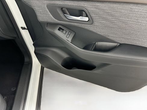 Used 2023 Nissan Rogue SV image 31