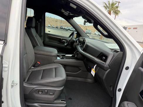 New 2026 Chevrolet Suburban LT image 12