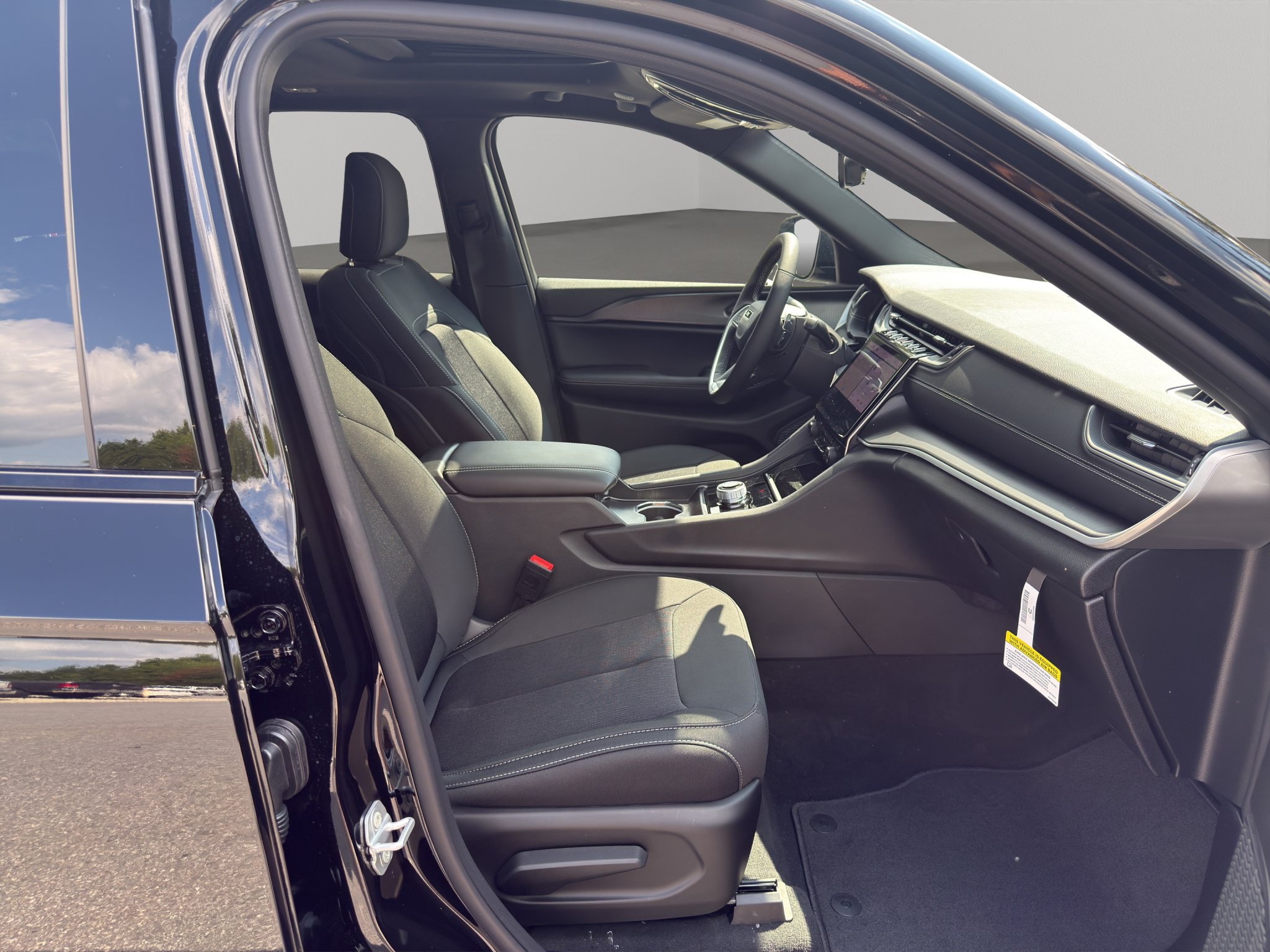 New 2027 Jeep Grand Cherokee Laredo X RWD image 15