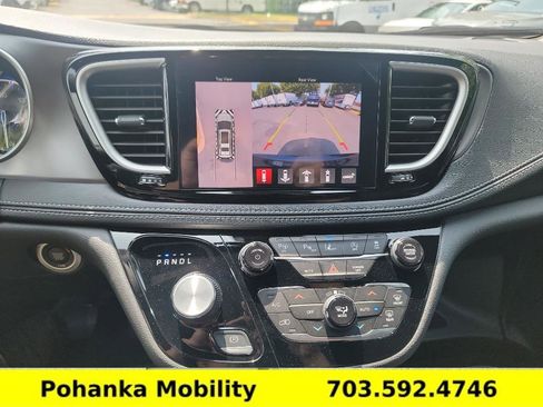Used 2025 Chrysler Pacifica Select image 11