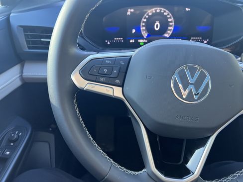 Used 2024 Volkswagen Taos SE w/ Panoramic Sunroof Package FWD image 16