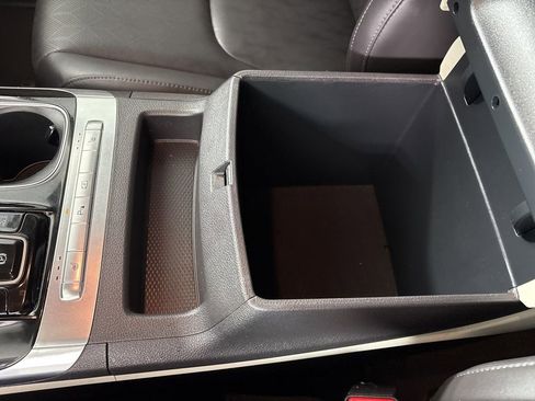 Used 2022 Kia Carnival EX image 39