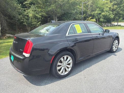 Used 2018 Chrysler 300 Touring L AWD/4WD image 5