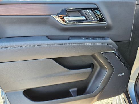 Used 2025 GMC Yukon Denali AWD/4WD image 15