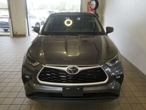 Used 2024 Toyota Highlander LE FWD image 11